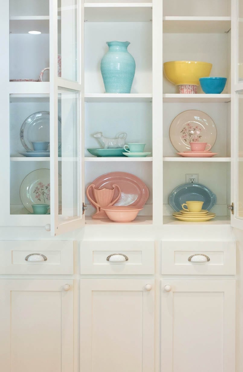 I found this tea cup display rack for $5.00 at an antique show yesterday!  I'm so happy I can finally display most of my teacups in one spot, since I  have no